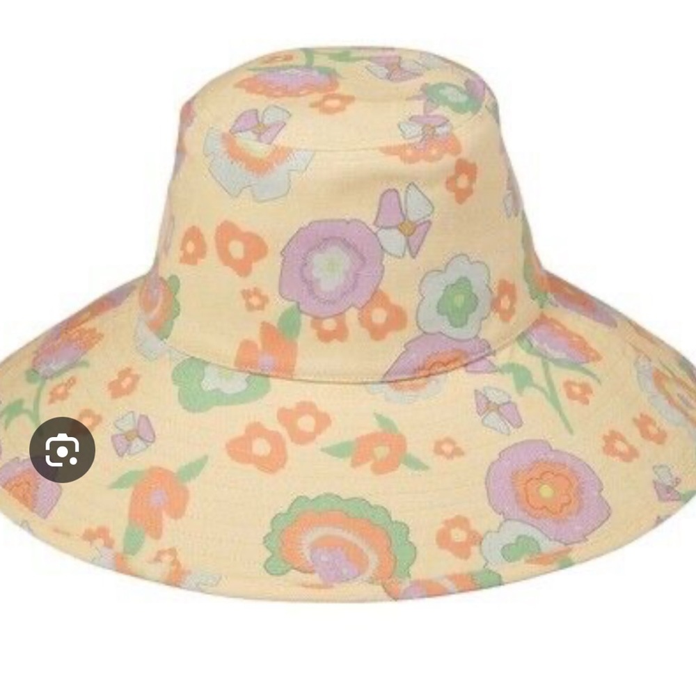 Lack or color bucket hat worn once